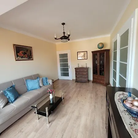 Apartment Ema's Vintage Spacious 2 Bedroom With Mountain View *