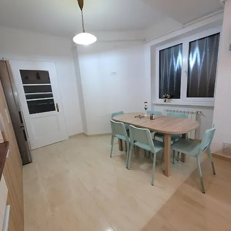 Ema's Vintage Spacious 2 Bedroom With Mountain View Apartment *