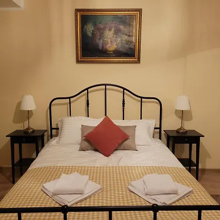 Apartment Ema's Vintage Spacious 2 Bedroom With Mountain View *