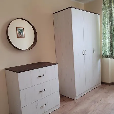 Ema's Vintage Spacious 2 Bedroom With Mountain View Apartment