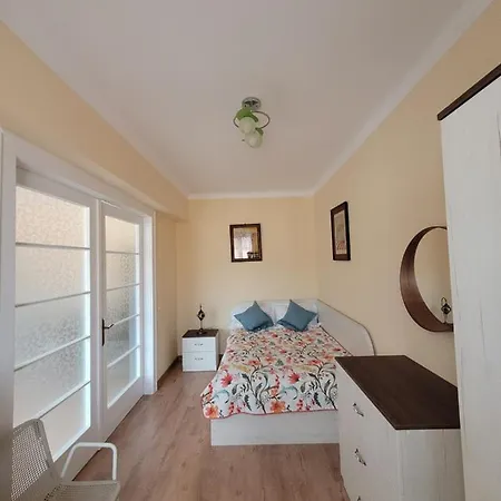 Apartment Ema's Vintage Spacious 2 Bedroom With Mountain View